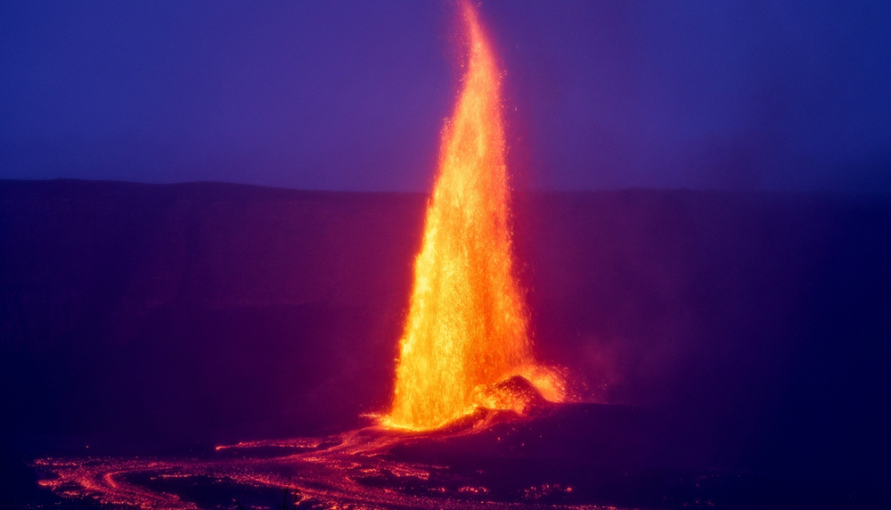 Вулкан Килауэа выстрелил лавой на 400 метров