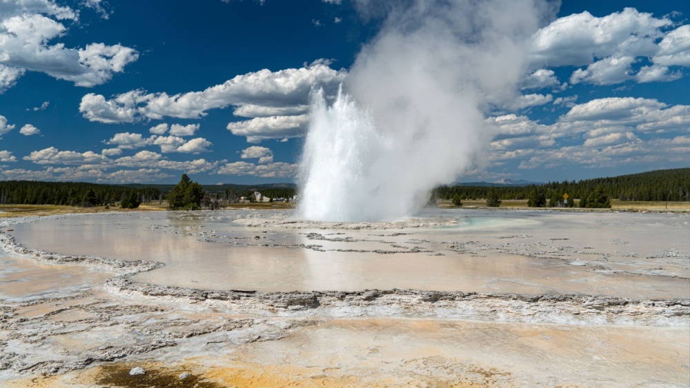 Крупнейший в мире кислотный гейзер в Йеллоустоуне начал извергаться после многолетнего затишья