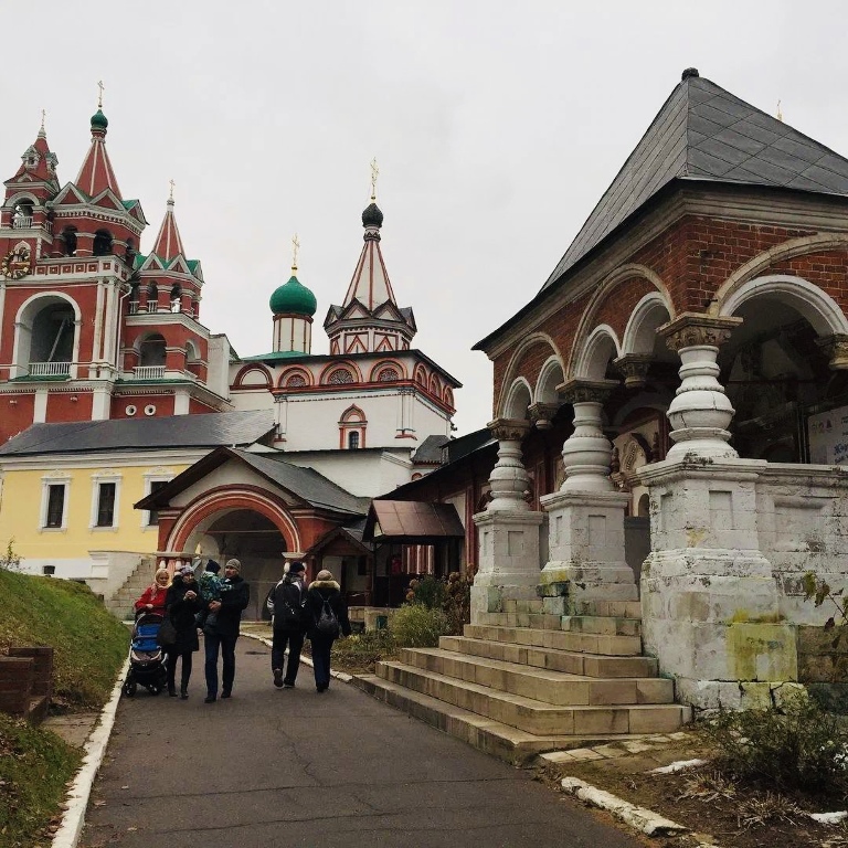 Монастырь 14 века и фрески Андрея Рублёва. Что посмотреть в Звенигороде