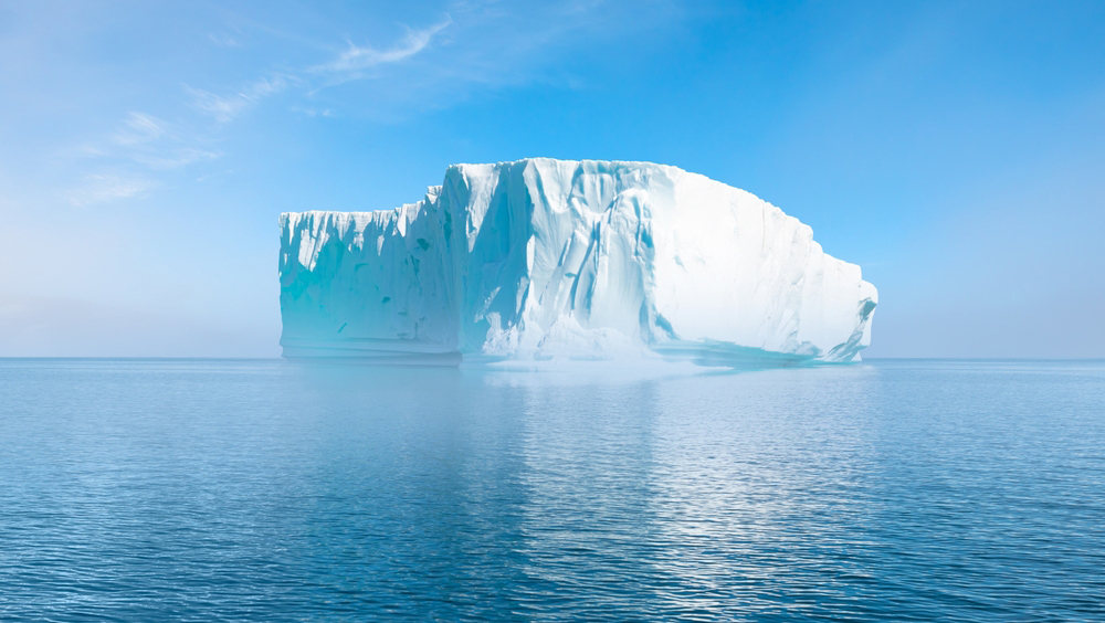 Гигантский айсберг перевернулся в воде возле поселка в Гренландии