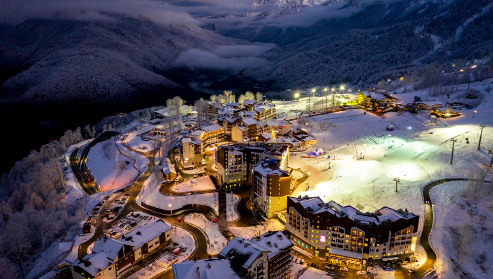 Зимний туризм в России: куда поехать, какие цены на сезон 2025-2026