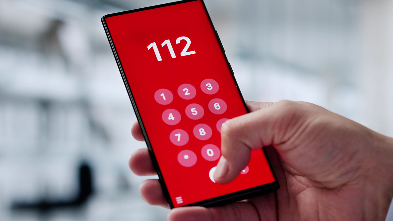 Почему телефон экстренной помощи в России — 112