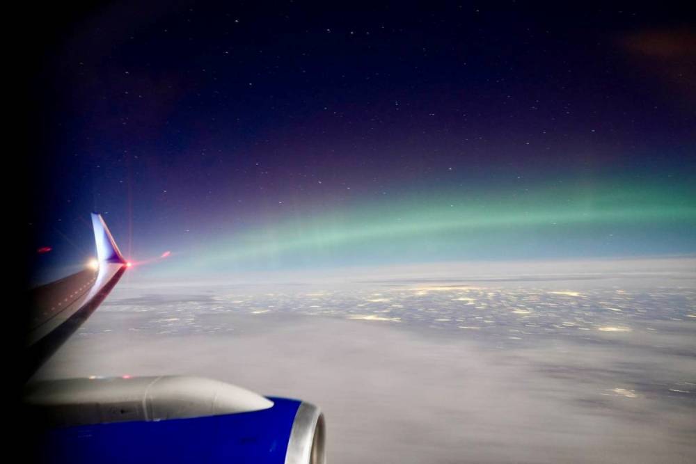 «Бывает раз в жизни»: ученый снял из самолета северное сияние