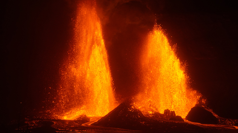 Огненный шар: впечатляющее извержение грязевого вулкана засняли в Колумбии