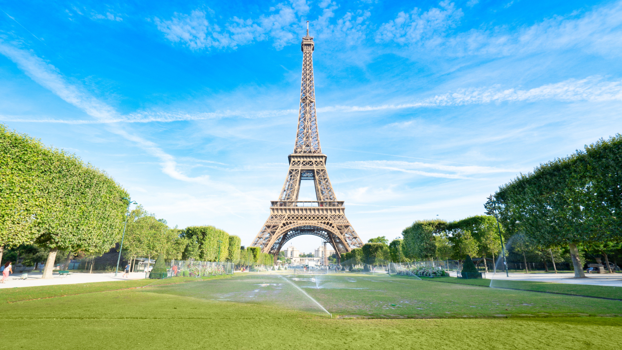 Часть Эйфелевой башни выставили на аукцион