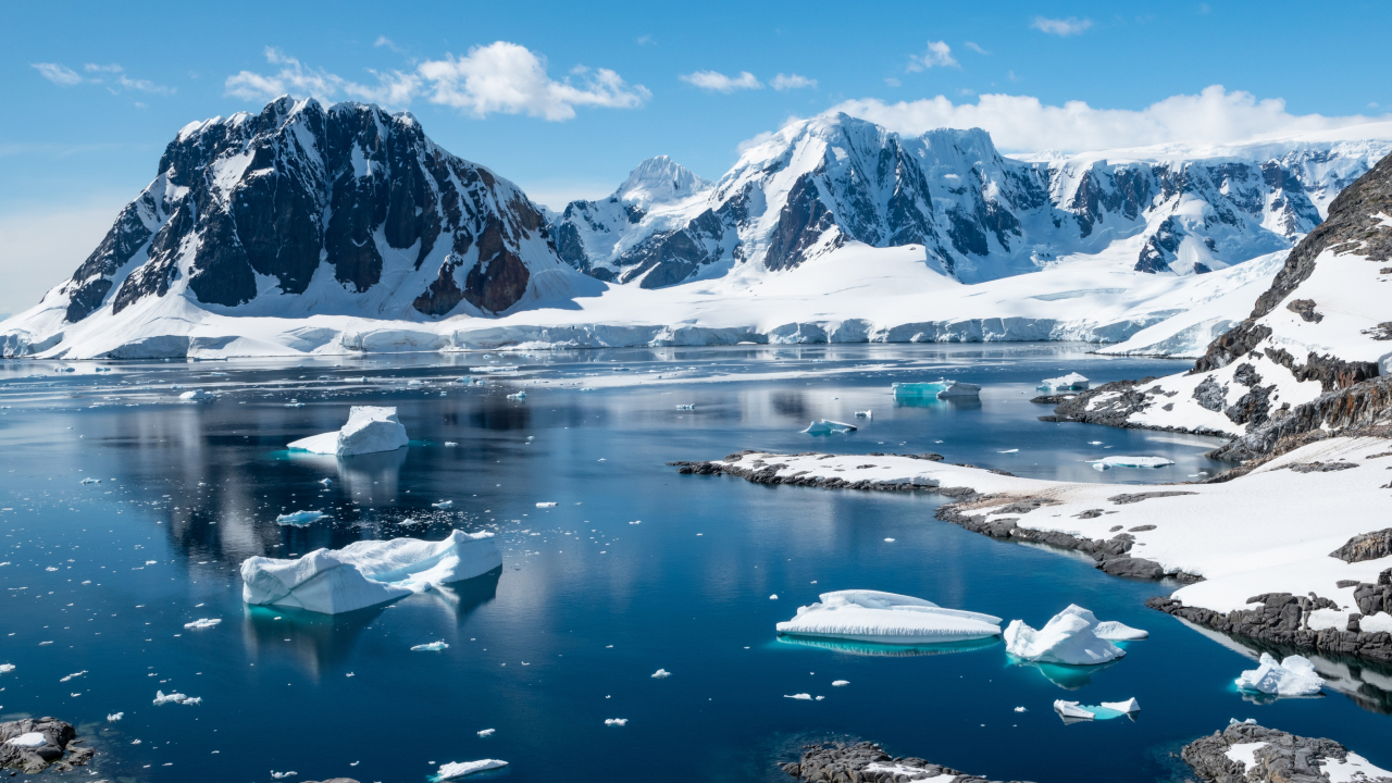 Под Антарктидой нашли «гравитационную дыру»: почему там слабее притяжение