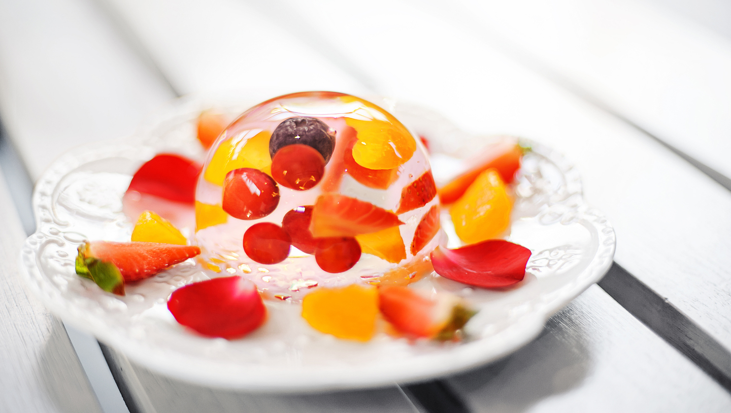 охлажденное желе с фруктами