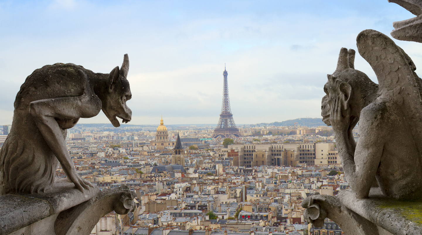 горгульи и фасаде Собора Парижской Богоматери в Париже