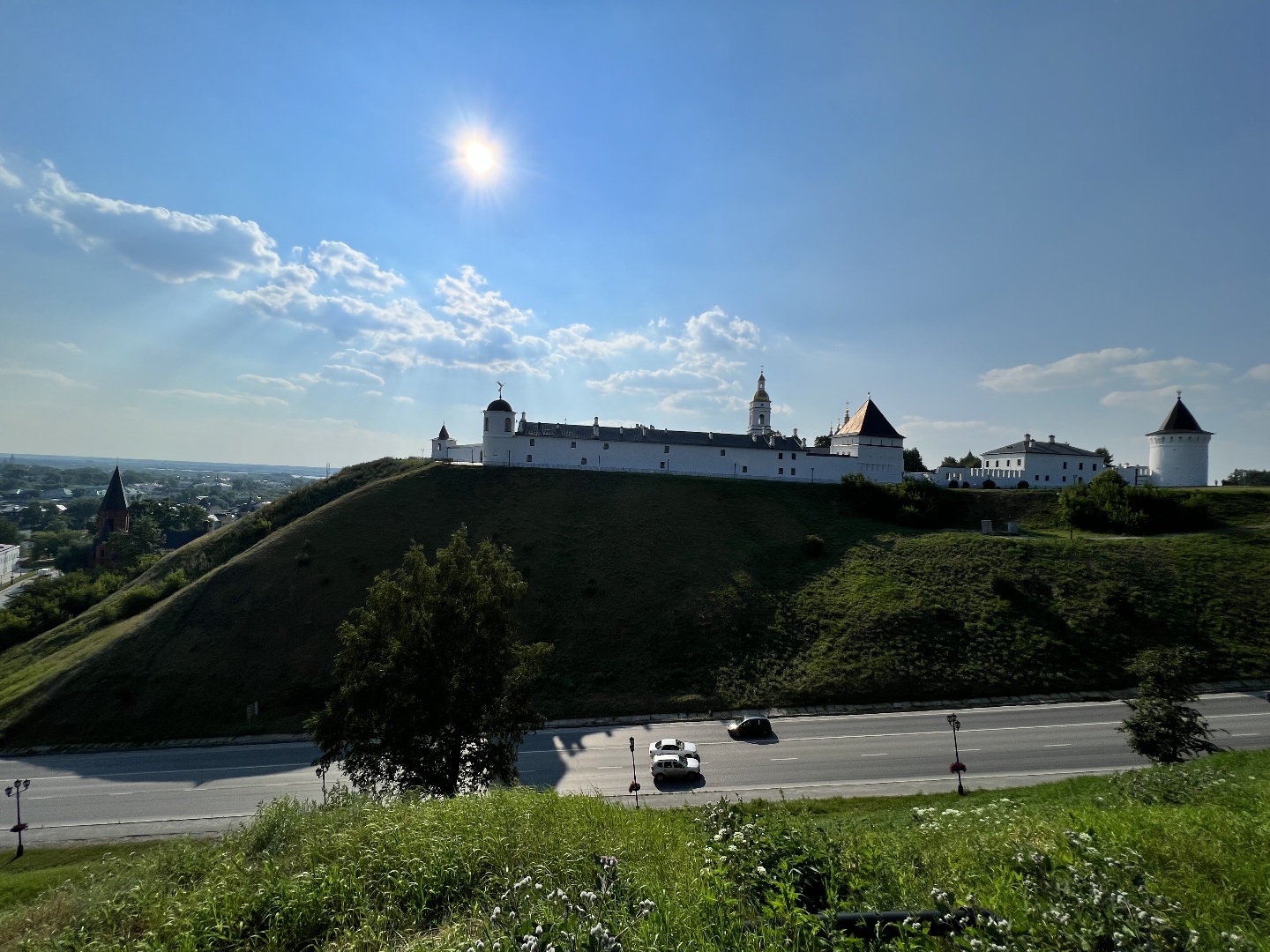 Тобольский кремль тюменская область тобольск красная площадь. Тобольский Кремль. Тобольск Кремль. Каменный Кремль в Тобольске. Вид с Тобольского Кремля на город.