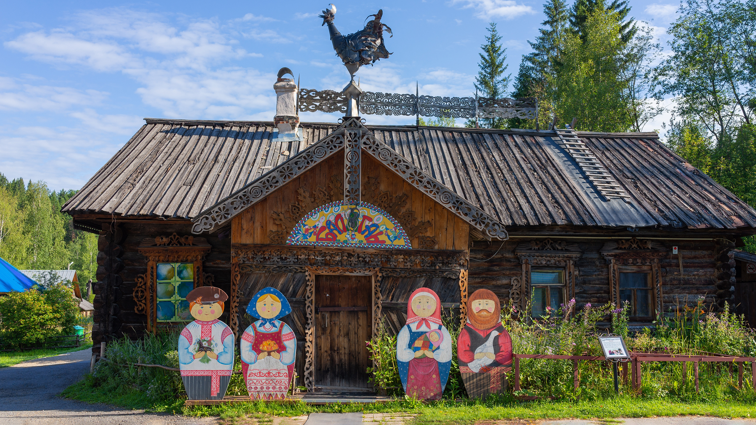 Также в этнографическом комплексе есть театр-музей русской деревянной игрушки