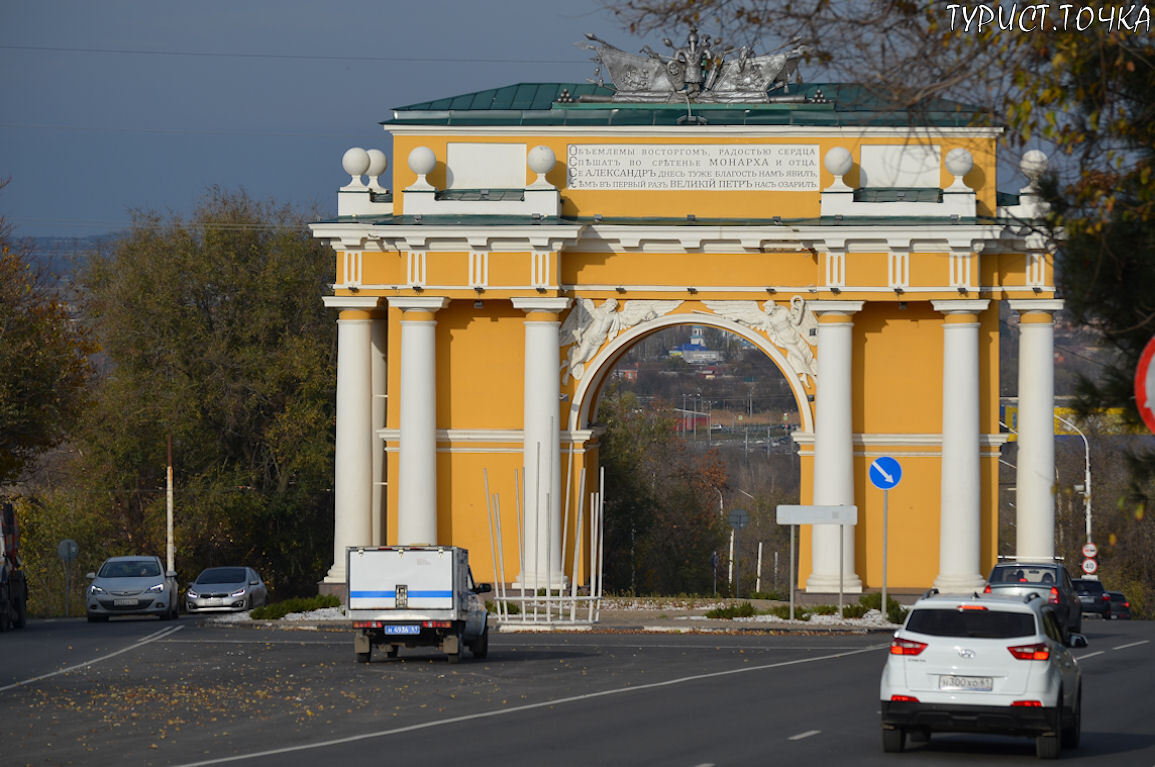 Живописная улица с зелёным газоном, по которому ходят трамваи. Новочеркасск,  Ростовская область - Телеканал «Моя Планета»