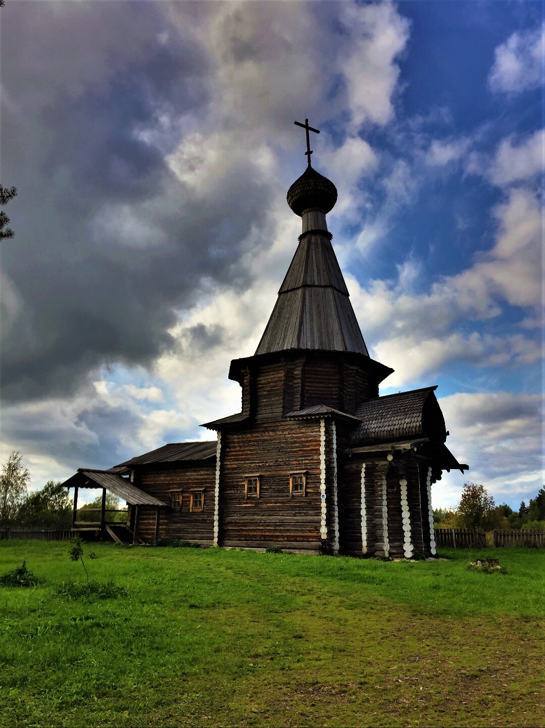 Маленький деревянный храм