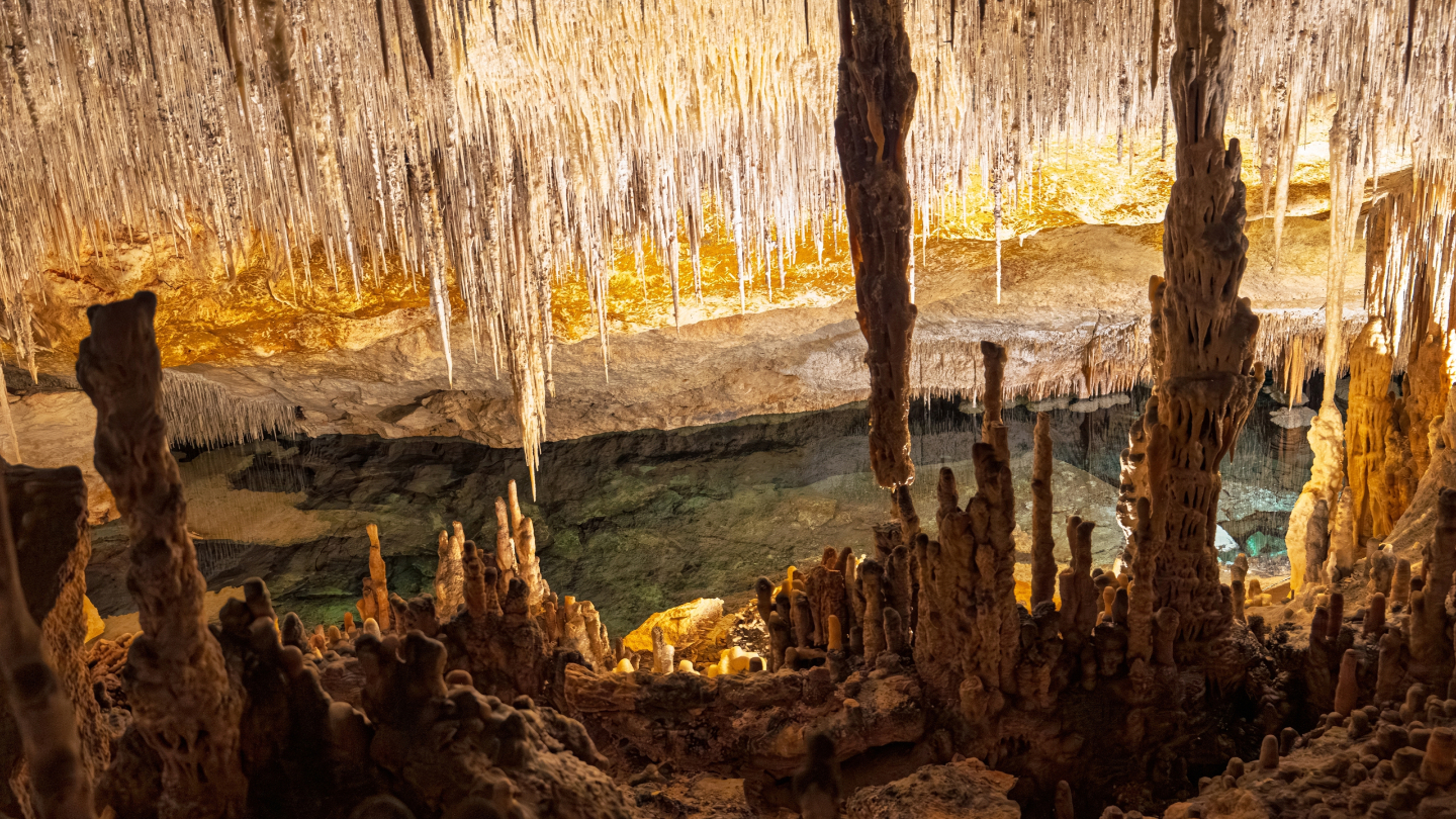 сталактиты и сталагмиты