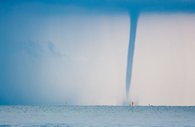 Невероятно длинный водяной смерч засняли на озере - Телеканал «Моя Планета»
