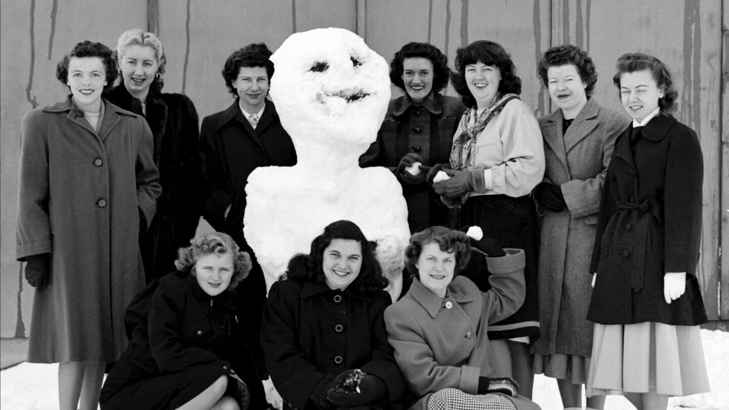 Сотрудницы НАСА фотографируются на фоне снеговика, 1940 г.