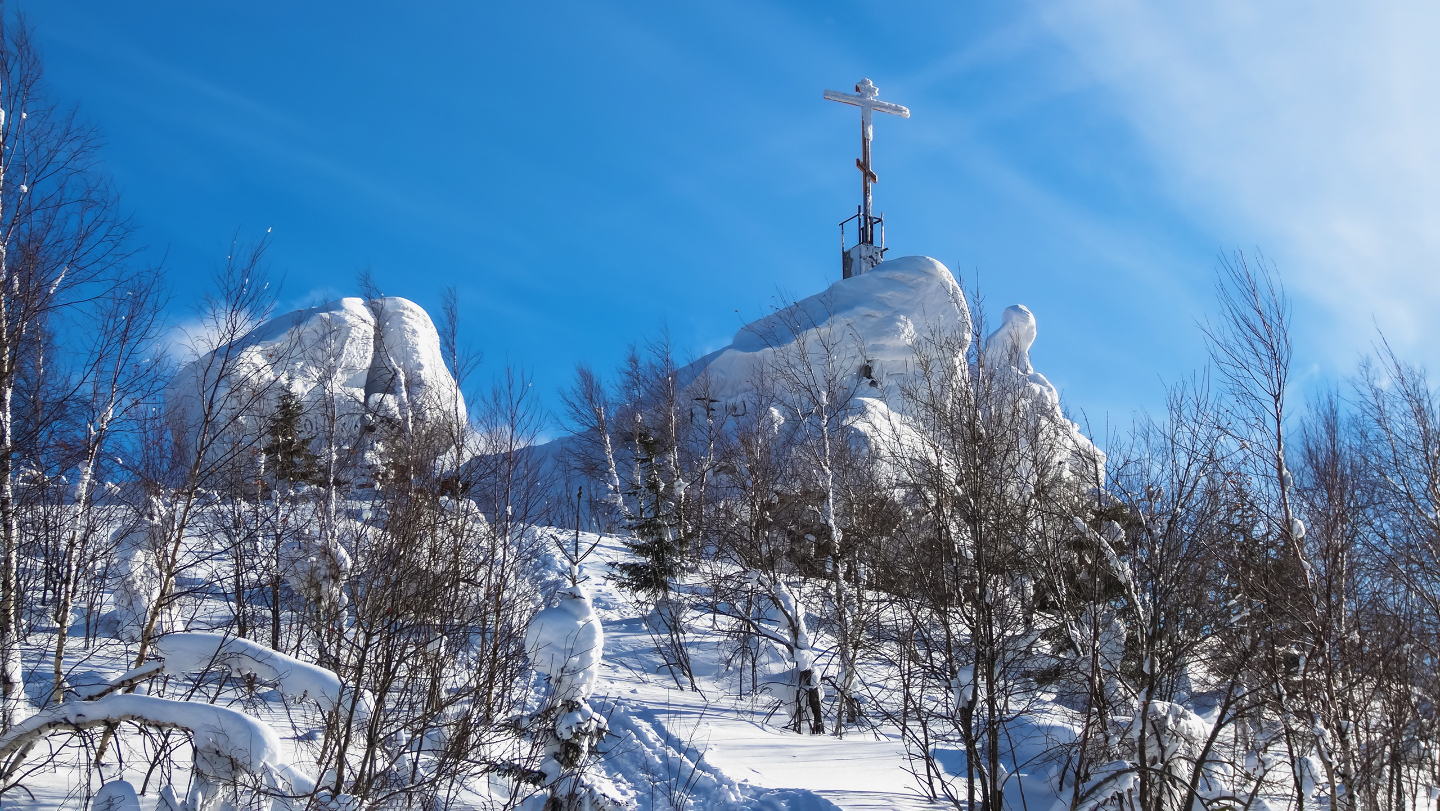 Над склоном величественно возвышается геологический и палеонтологический памятник регионального значения — гора Крестовая, получившая свое название благодаря легенде