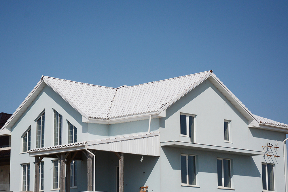 дом с белой крышей