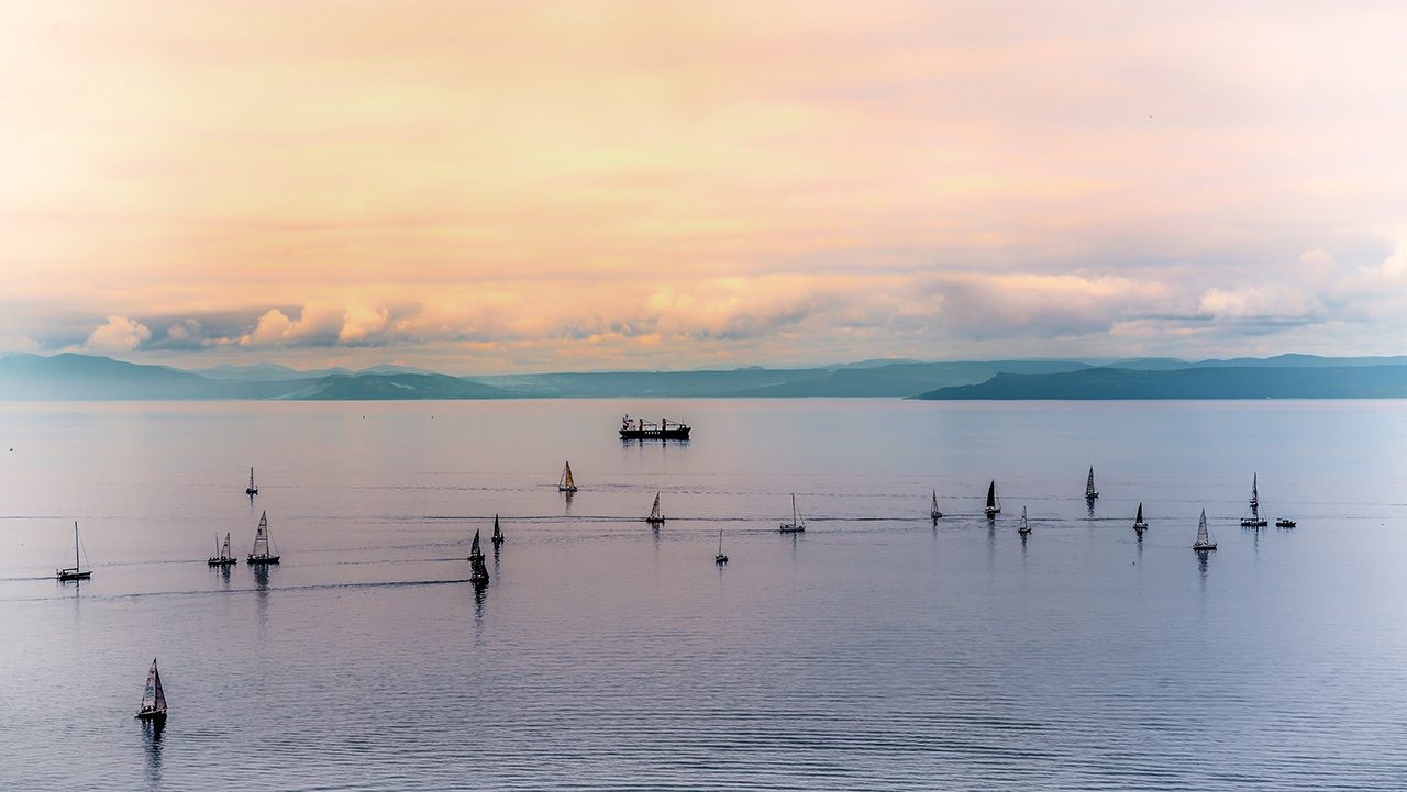 Парусные суда в одной из бухт Японского моря в Приморском крае, недалеко от г. Владивосток.