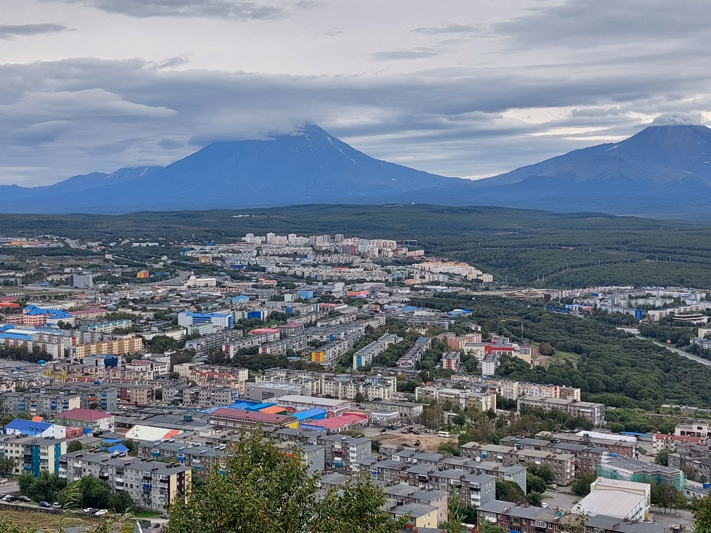 Петропавловск камчатский вид. Мишенная сопка Камчатка. Мишенная сопка Петропавловск-Камчатский. Смотровая площадка на Мишенной сопке. Мишенная сопка гора.