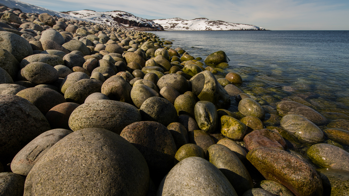 Каменный пляж и «яйца динозавров»