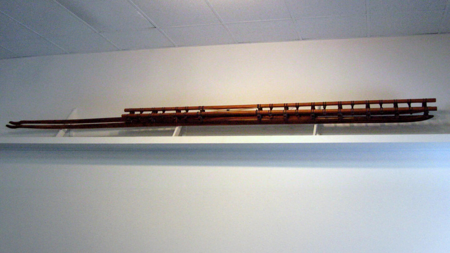 На Гавайских островах смельчаки ложились на узкие, длиной до четырех метров, деревянные сани и неслись вниз по специально подготовленным склонам из застывшей лавы