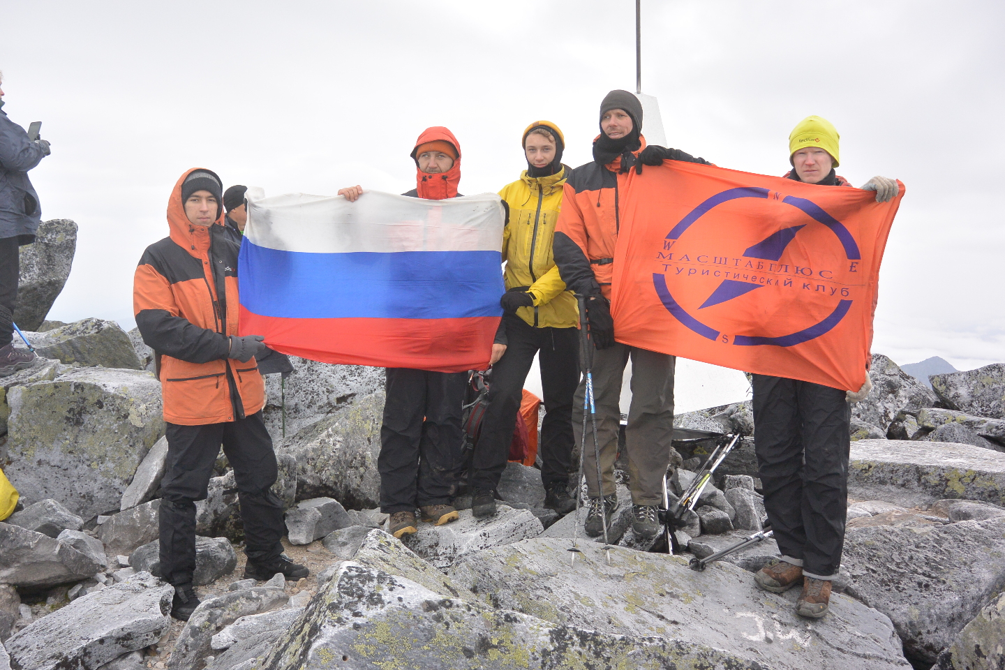 Народное горе. Флаг России в экспедиции на Алеутские острова.