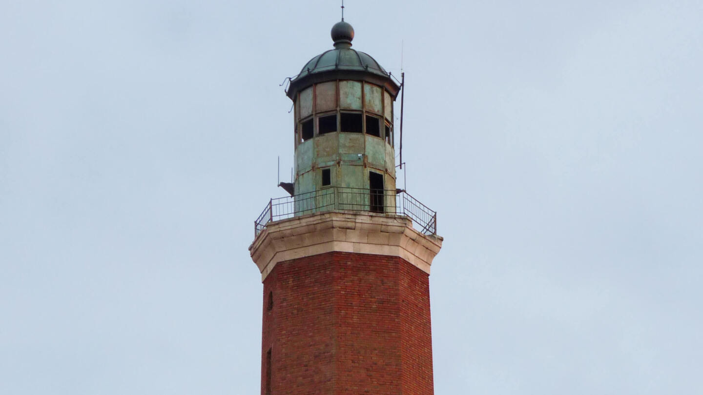 Четырехбугорный маяк