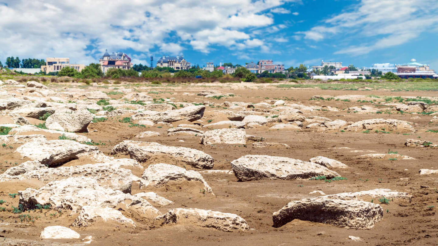 Почему Каспийское море мелеет