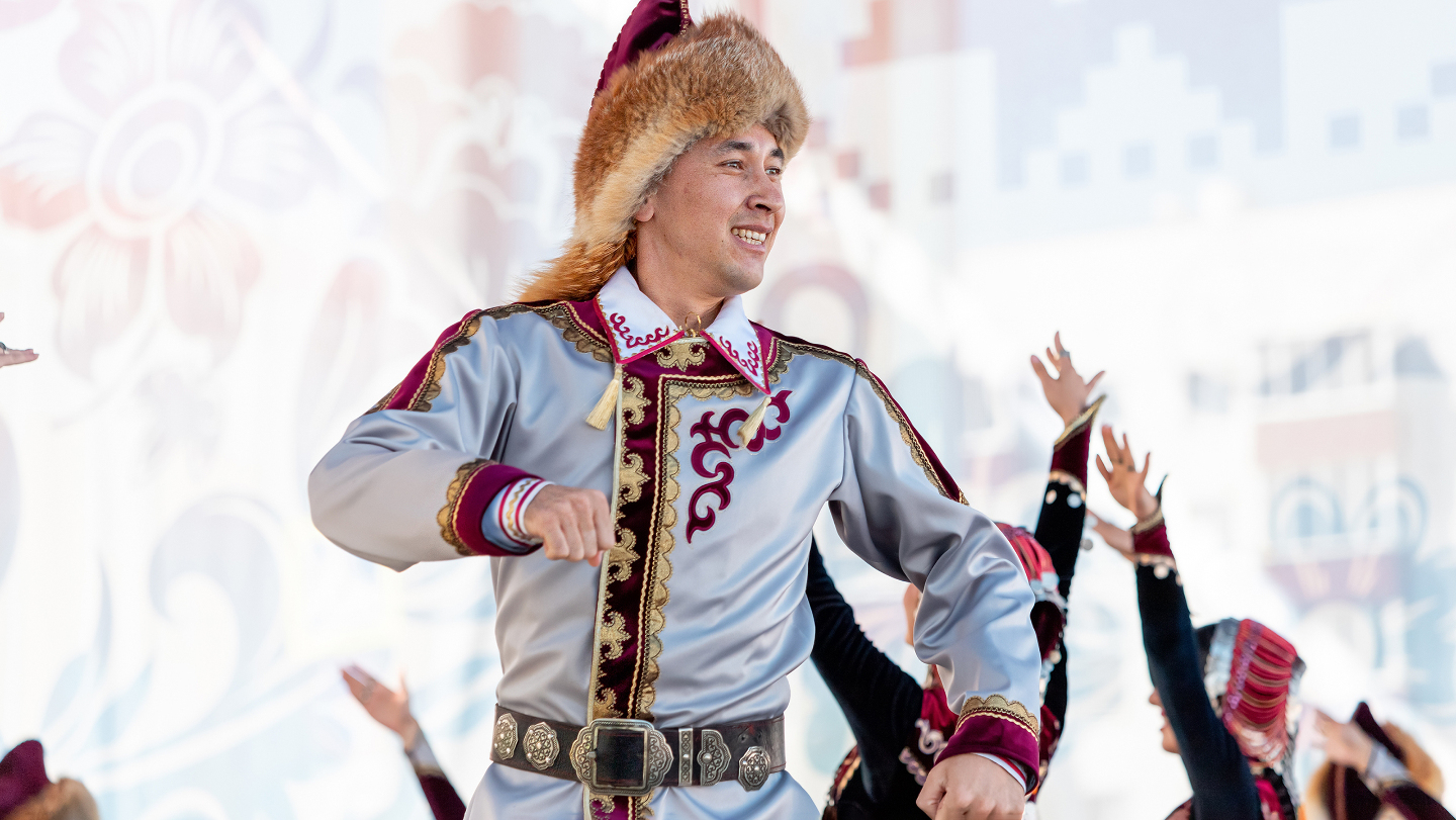 Танцы и песни