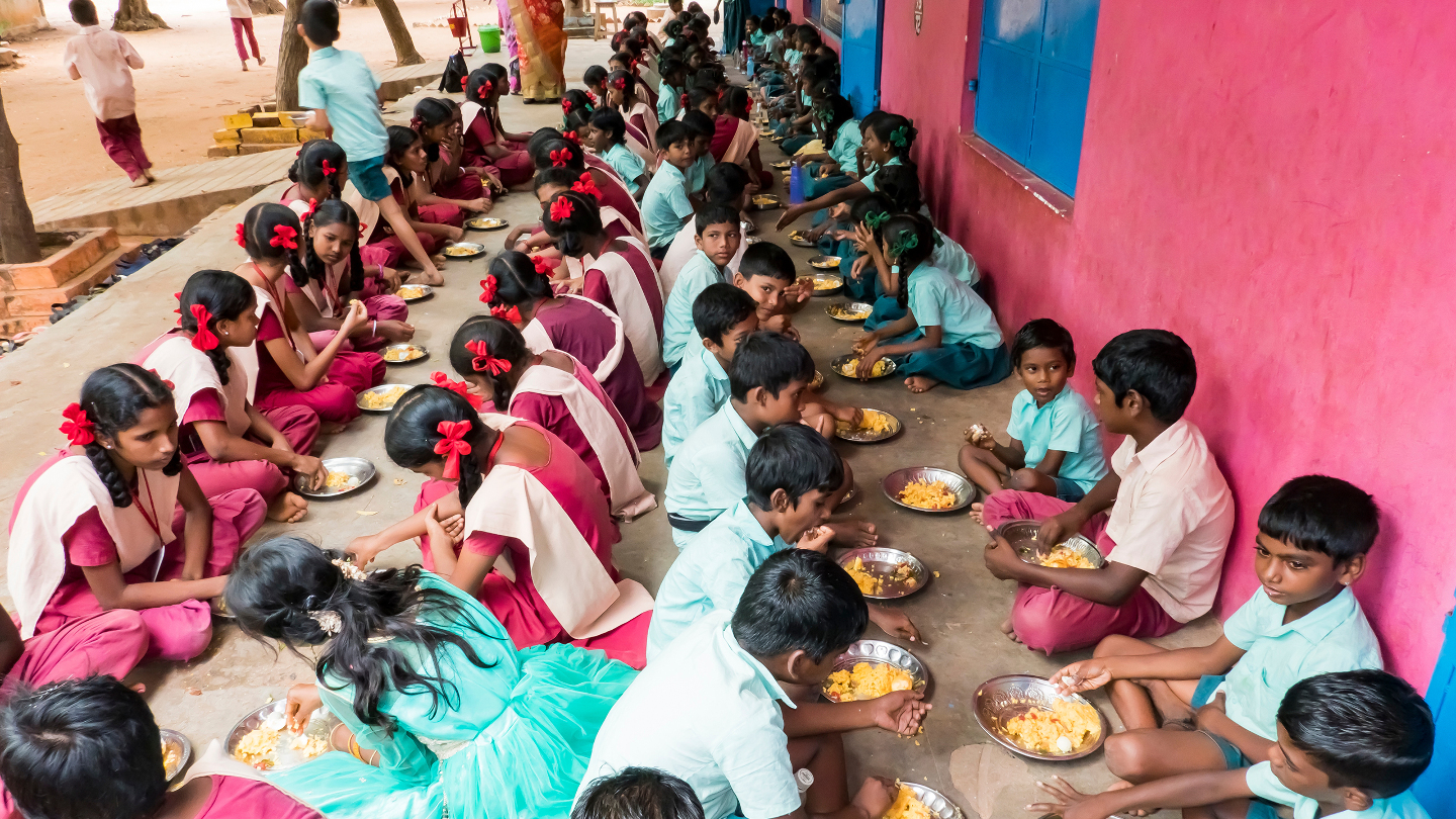 еда на полу