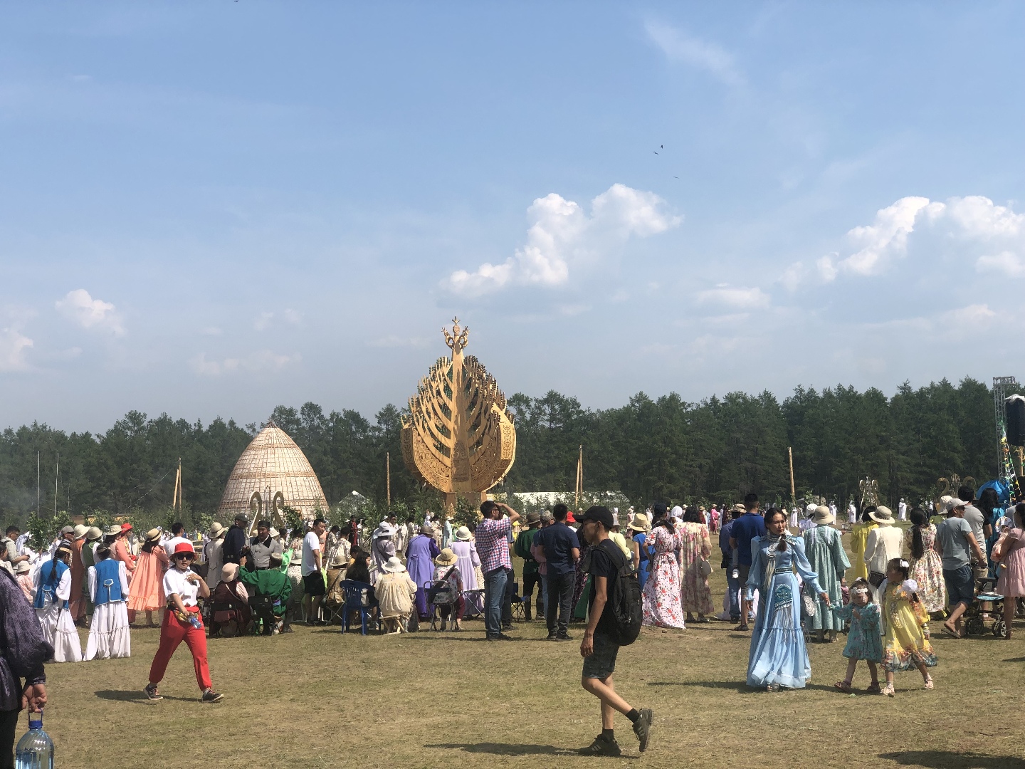 Позади огромного Аал Луук Мас — берестяные урасы.