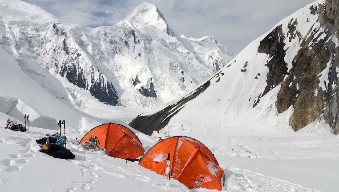 Палатки альпинистов в походе на Пик Победы