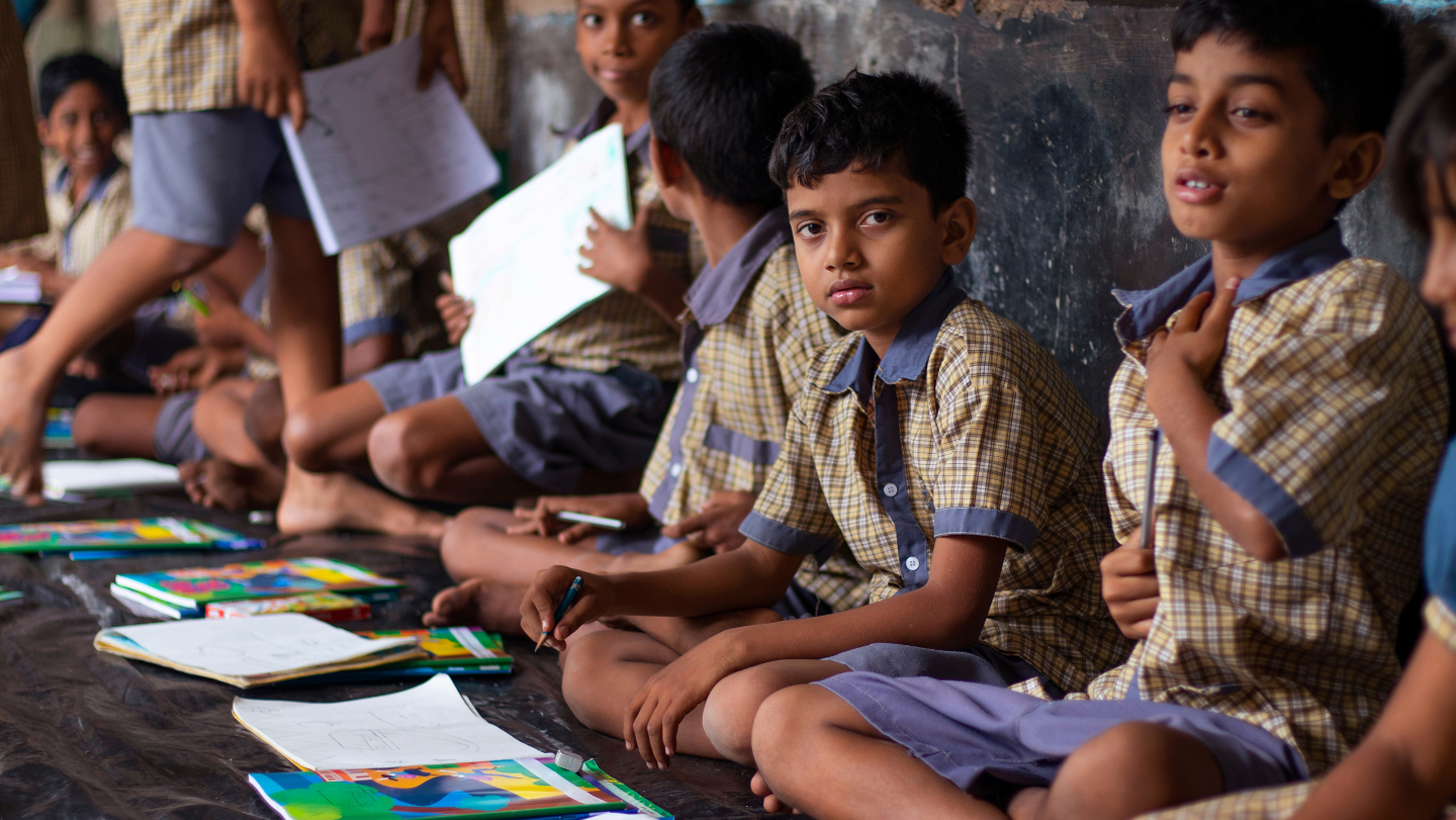 Индия: в некоторых школах дети сидят на ковриках