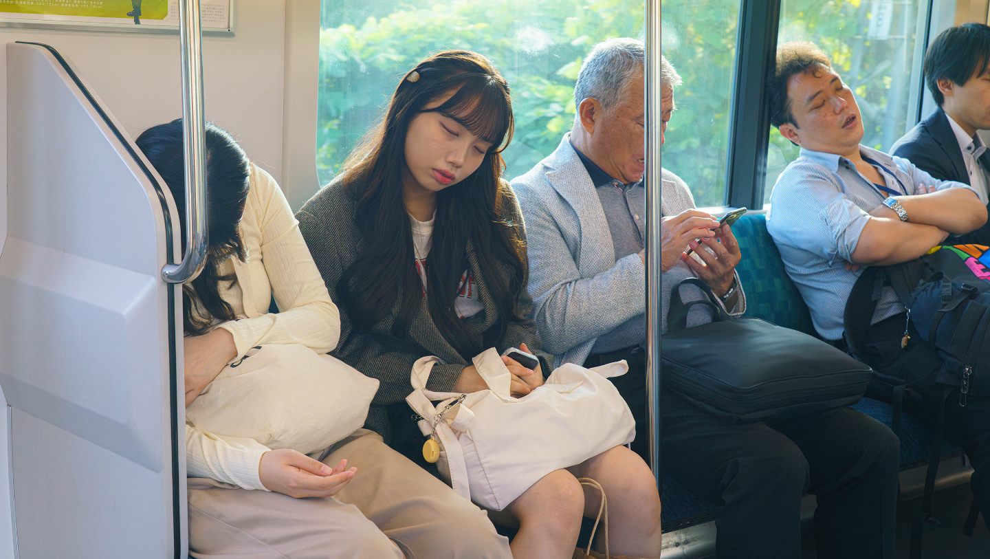 Япония, сон в метро
