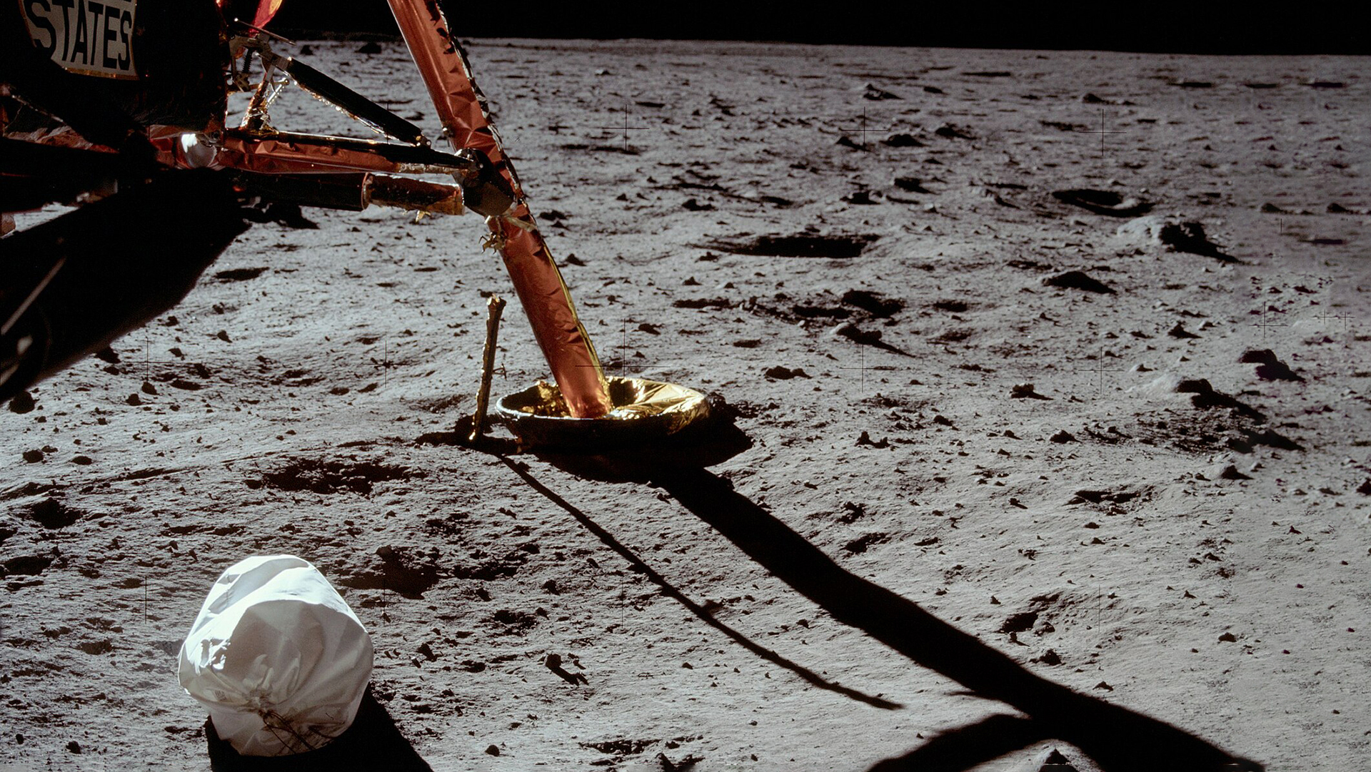 Первая фотография, сделанная Армстронгом на Луне