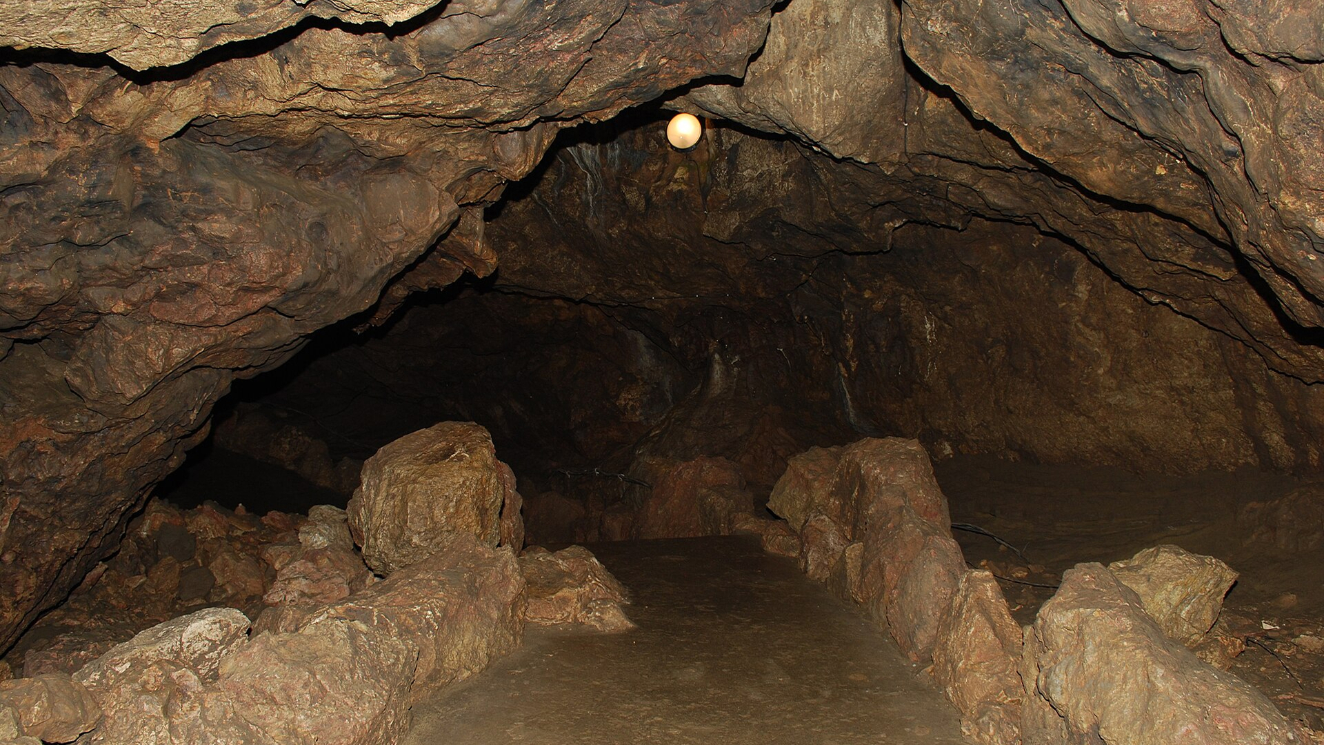 Красные пещеры в Крымских горах