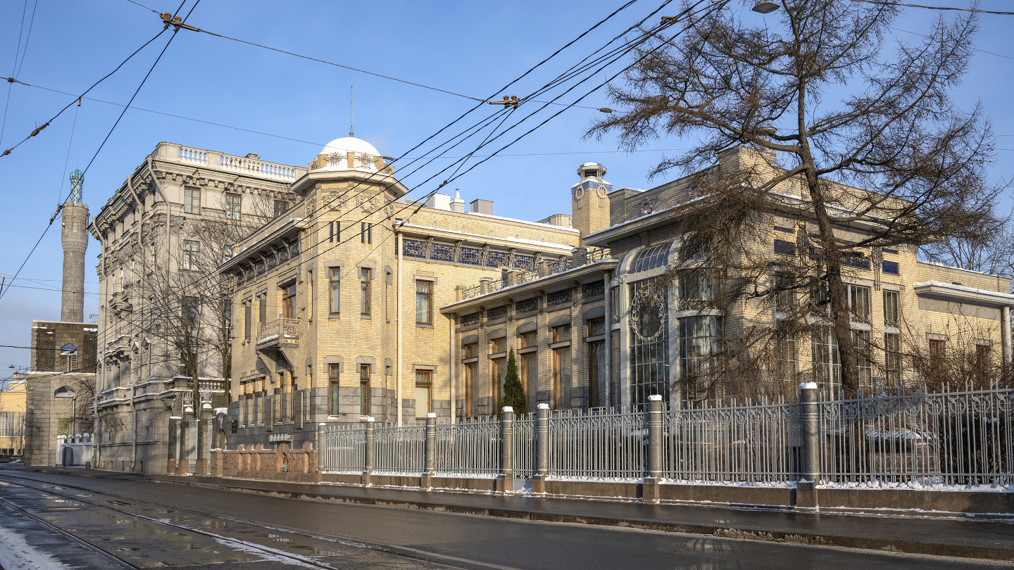 Особняк Кшесинской на улице Куйбышева, 2–4. Здание кажется легким, почти игрушечным, но стоит присмотреться: среди плавных линий модерна прячутся фантастические звери