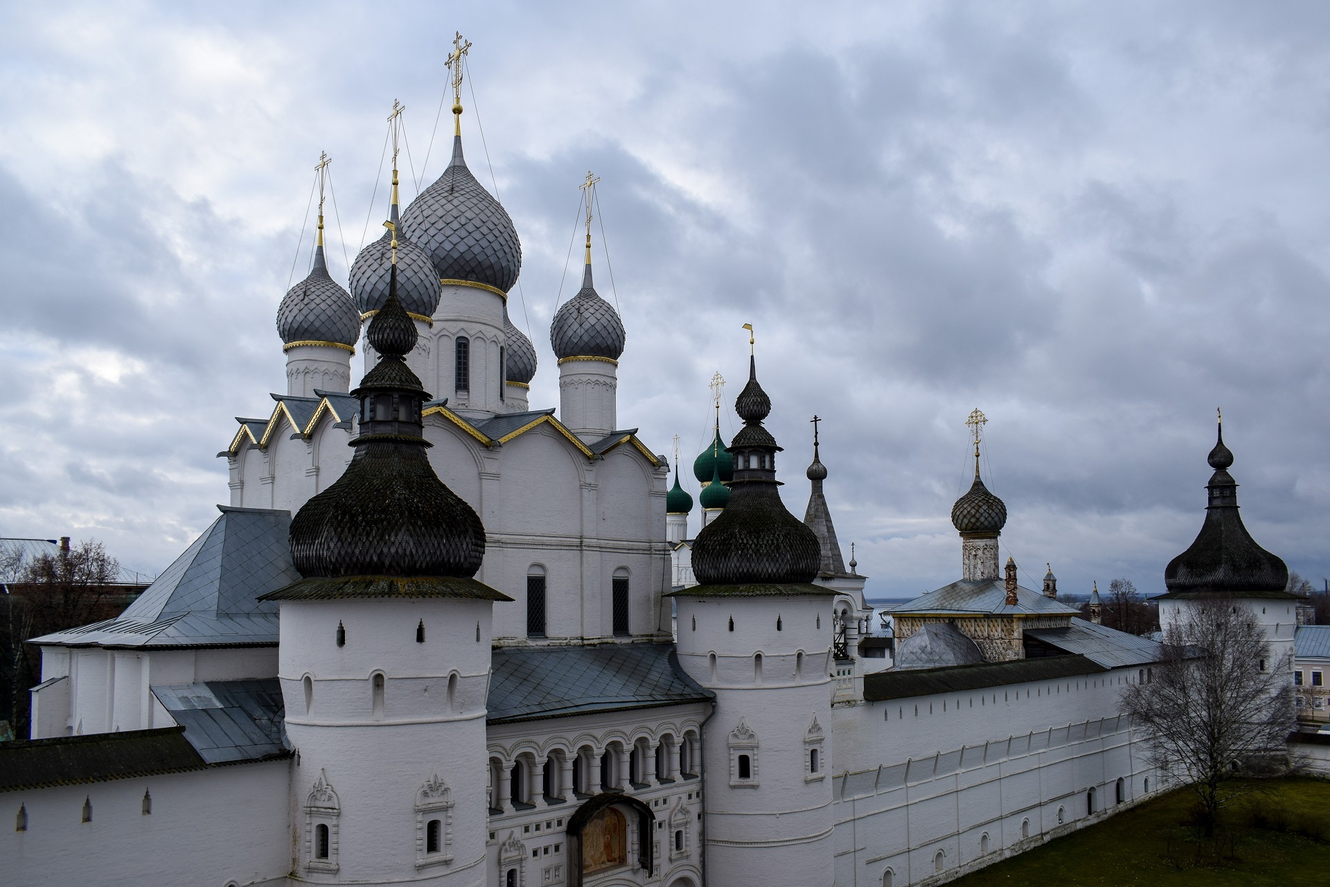 Белый храм с черными куполами