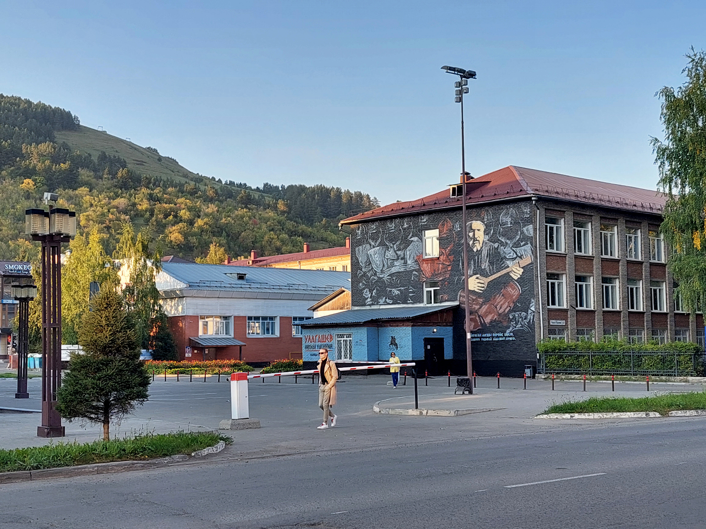 Сколько время в горно алтайске сейчас точное. Чаптынов памятник Горно Алтайск. Горно Алтайск. Горно Алтайск рисунок на доме. Горно-Алтайск герб.