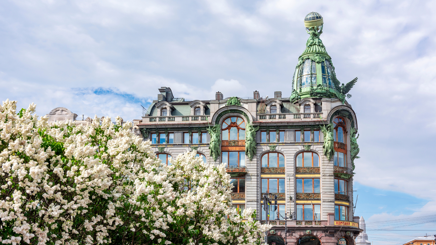 Дом компании «Зингер» на Невском, 28. Павел Сюзор построил здание в стиле модерн, но с явными готическими нотками — острые шпили, башенки, и, конечно, фигуры валькирий на фасаде