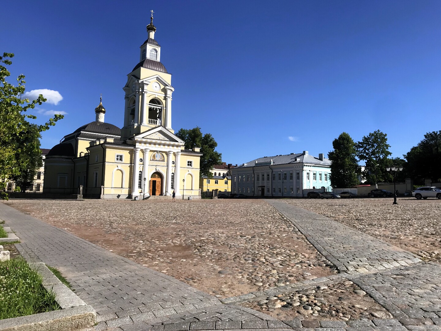 Если решите зайти Спасо-Преображенский Собор в Выборге, не забудьте, что Собор действующий и требует подобающего внешнего вида