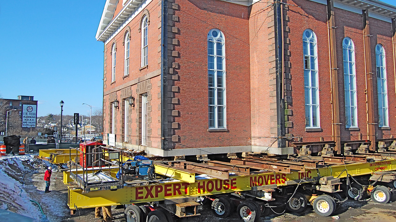 Перемещения исторического здания церкви XIX века на тележке с гидравлическим приводом в городе Сейлем, штат Массачусетс