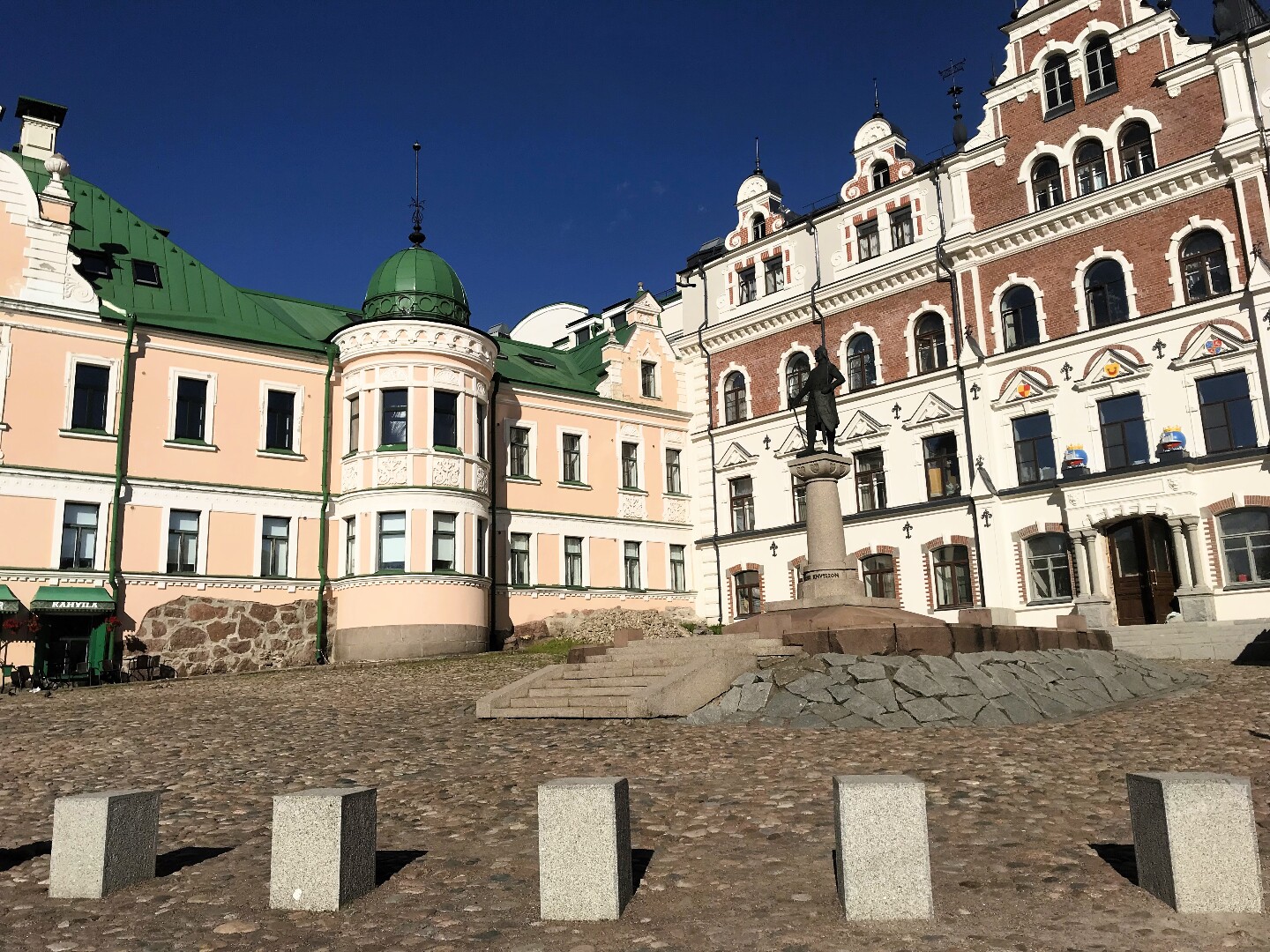 Небольшая, но уютная - Площадь Старой Ратуши в Выборге