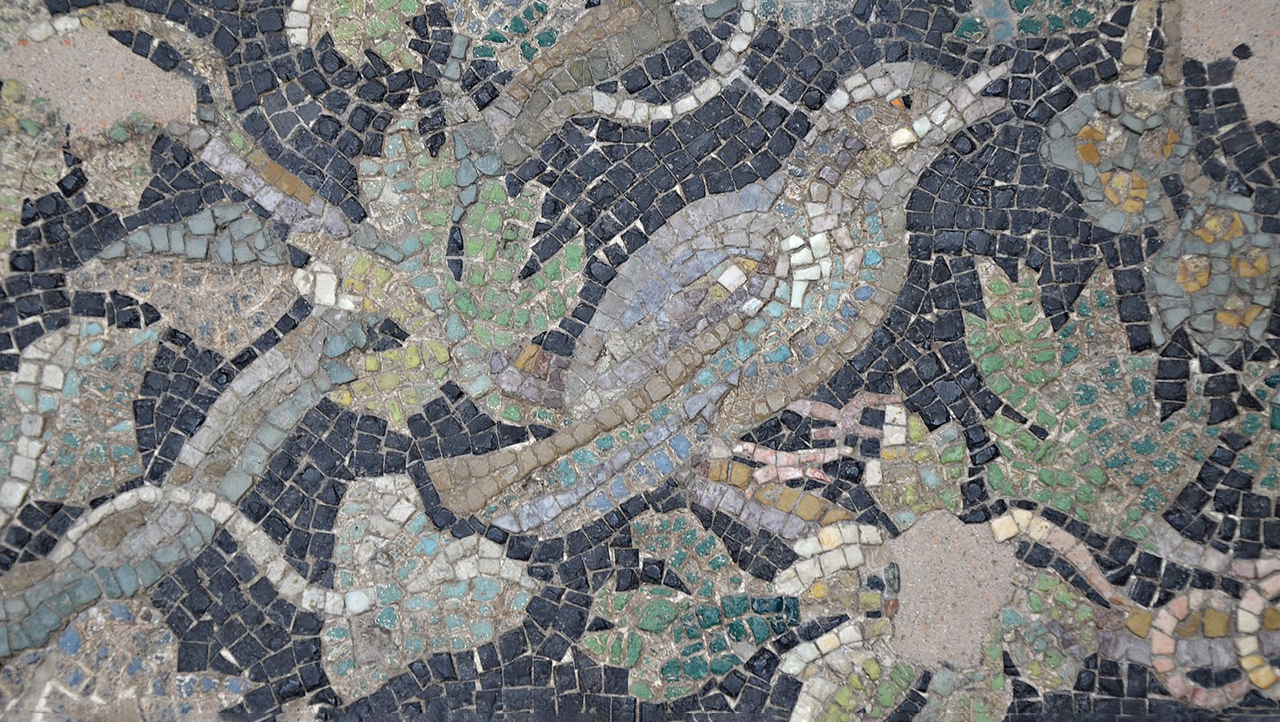 Древнеримская мозаика где виден лист плюща, по форме напоминающий сердце
