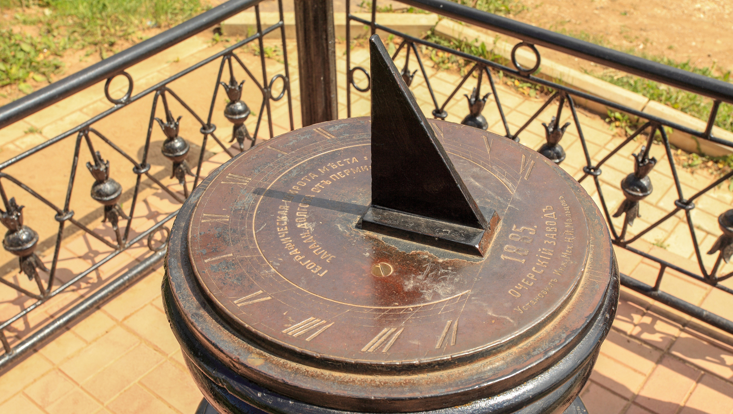Cолнечные часы, полностью отлитые из чугуна на Очерском железоделательном заводе в 1885 году