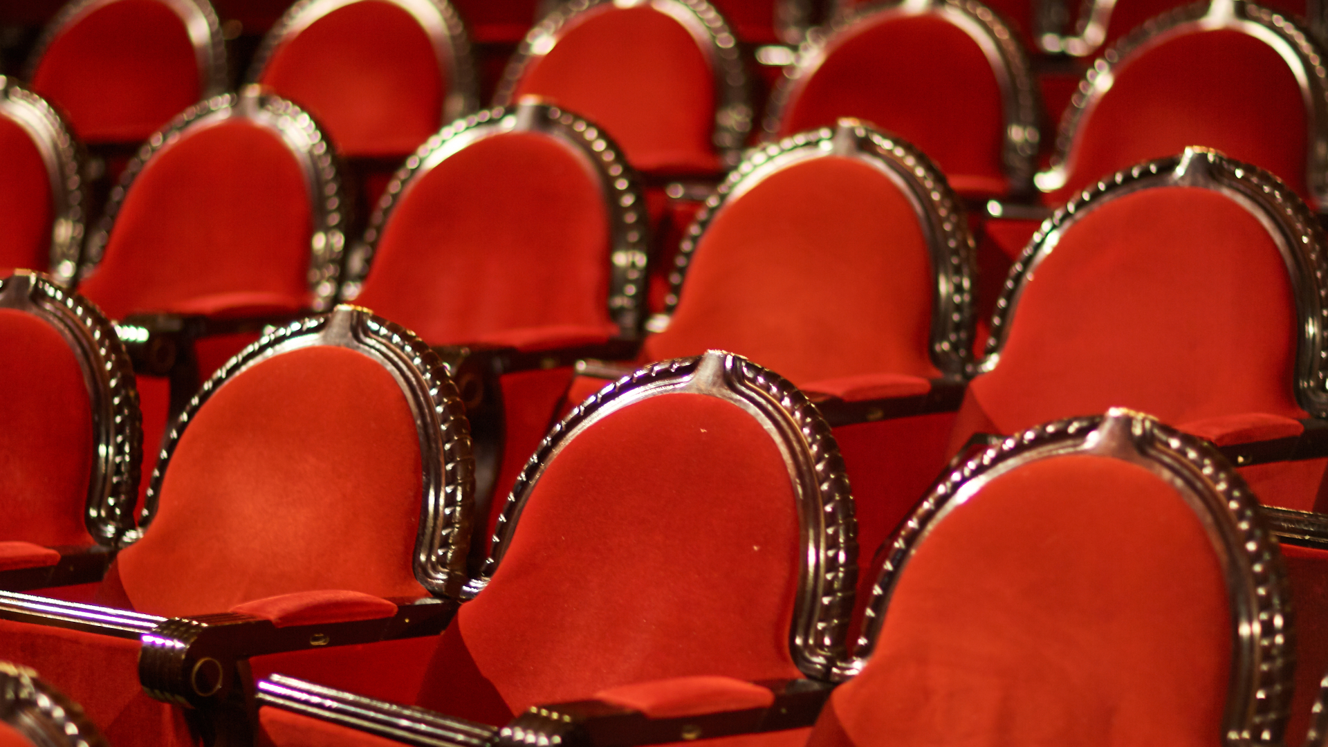 красные стулья в театре