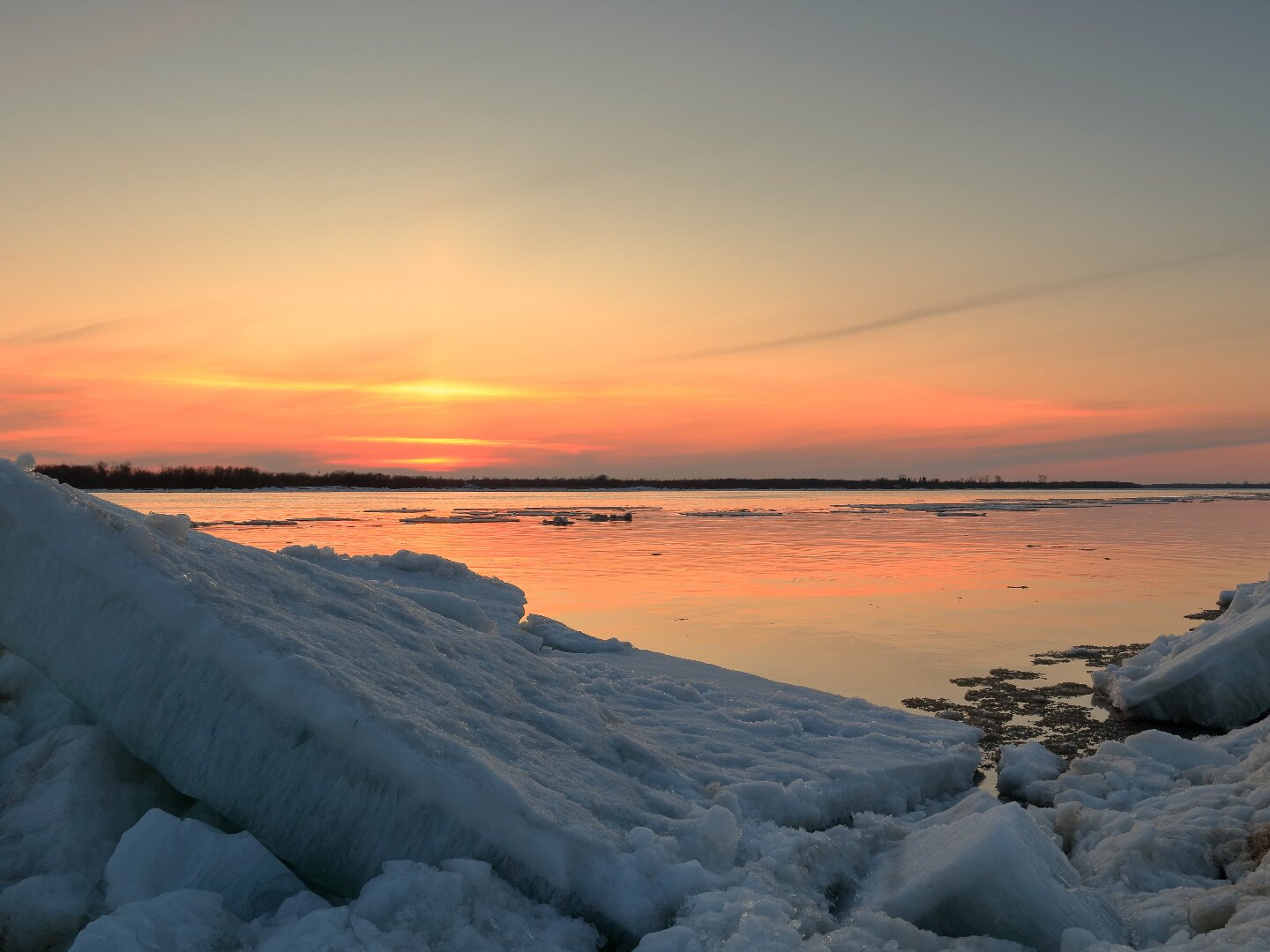 Ледоход в Плесе. Ледоход в Дудинке. Амур начало весеннего ледохода.