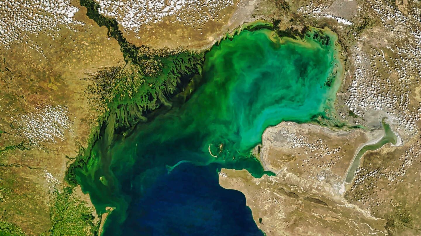 Как давно Каспийское море мелеет