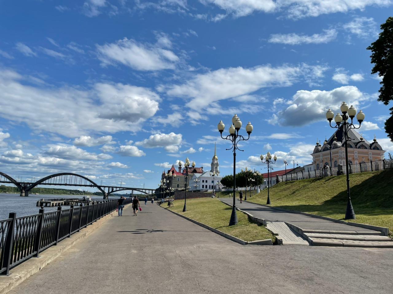 Именно городов. В Ярославль город вечером приехали. Ярославль очень.