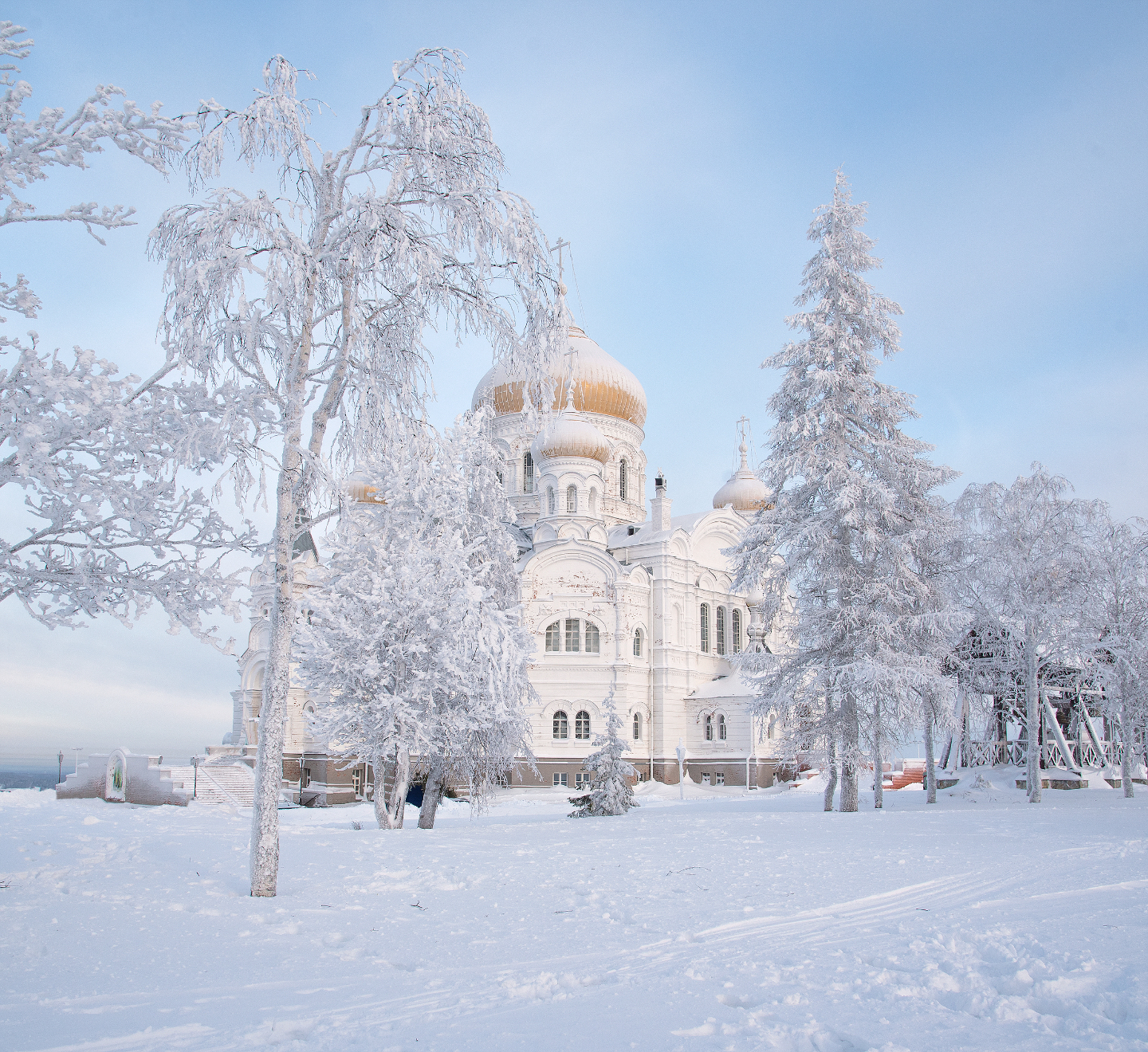 Деревня белая зима. Пермь зимой. Зимняя сказка село. Храм в деревне белая гора Пермский край. Белая гора Гремячево.